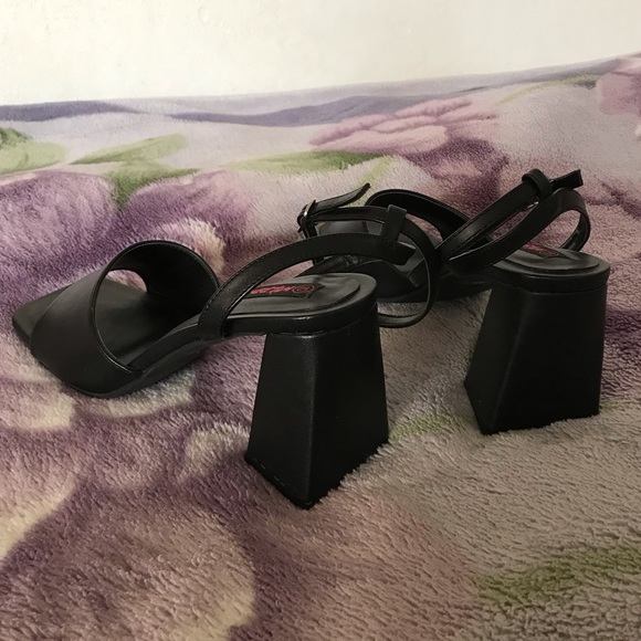 Wild Diva Ankle Strap Block Heeled Sandal - Picture 5 of 10